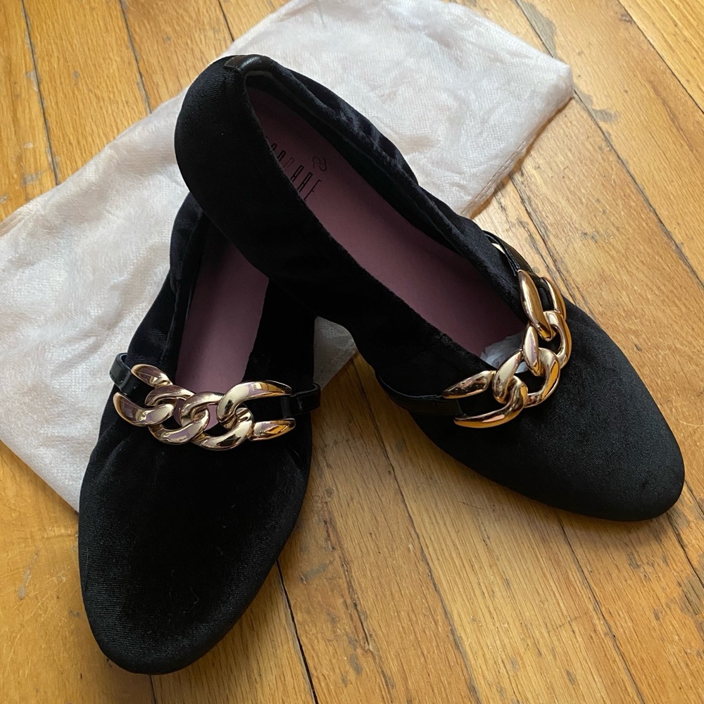 NWOT Esporre Velvet Chain Detail Ballet Flats